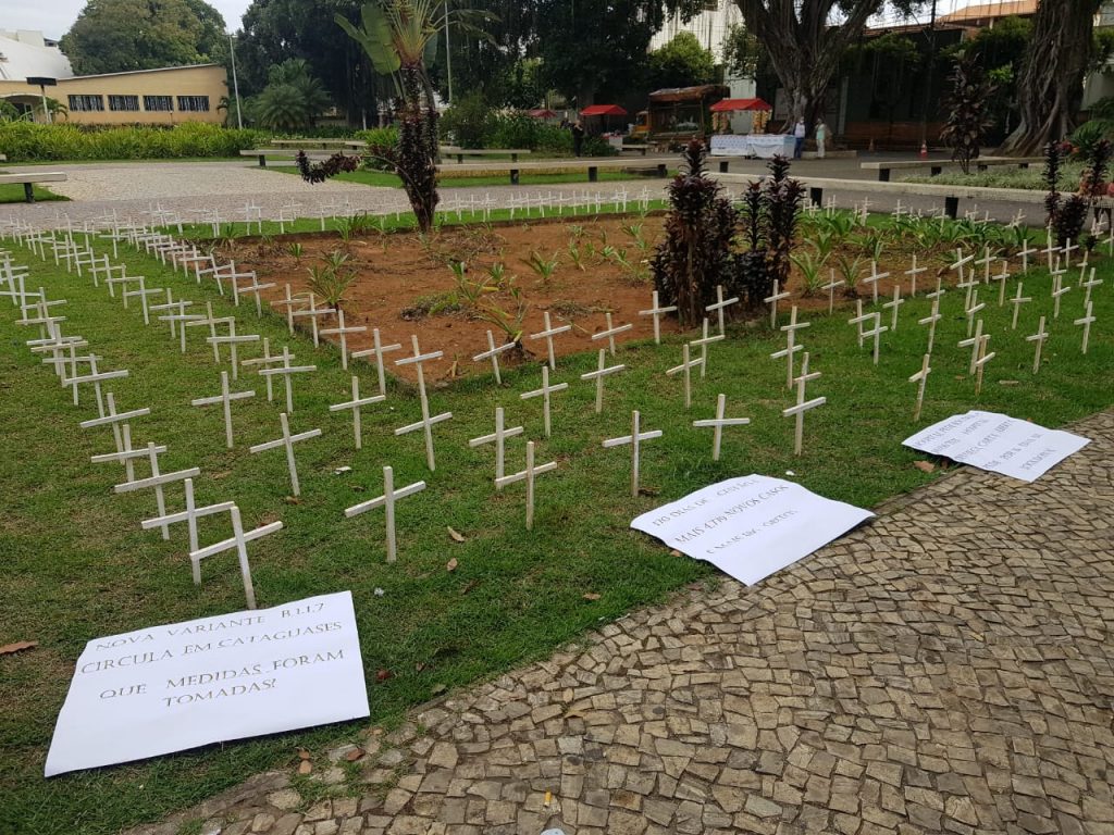 PSOL espalha cruzes na Praça Santa Rita pelos mortos de Covid-19
