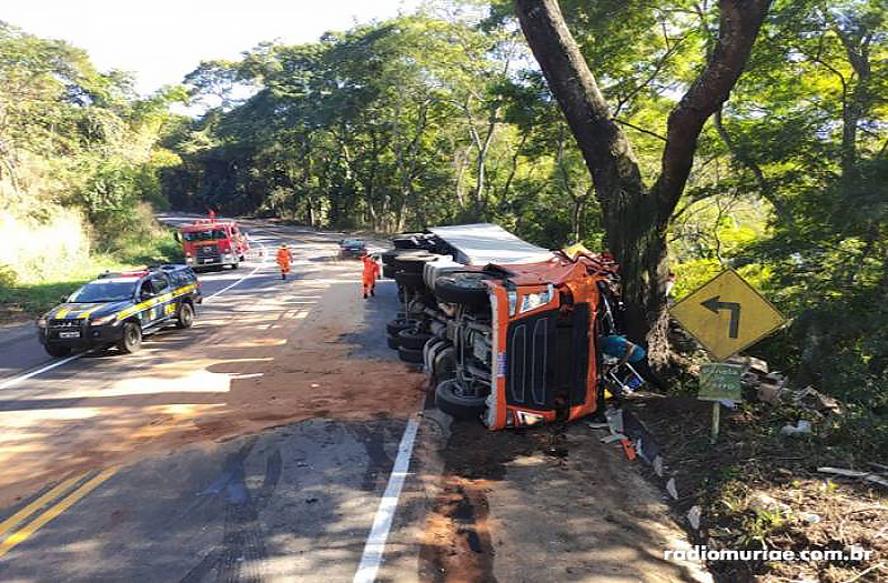 Motorista fica ferido após perder direção de carreta na BR 356, em Muriaé