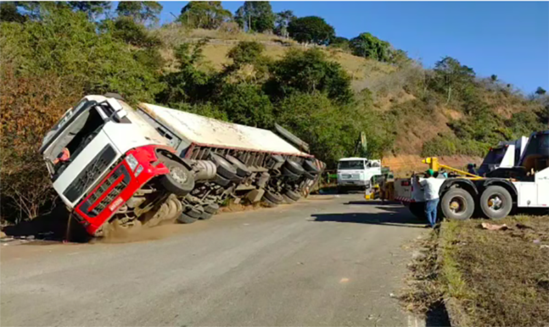 Carreta tomba no trevo para Leopoldina e populares saqueiam parte da carga