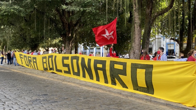 Grupo faz manifestação contra o presidente Bolsonaro