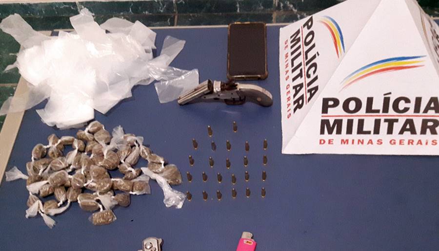 Homem é preso pela PM com drogas, arma e munições em Além Paraíba