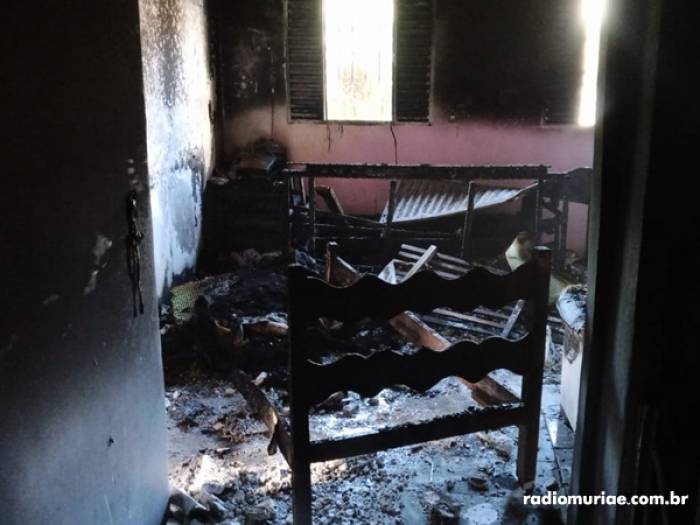 Incêndio destrói residência em Muriaé