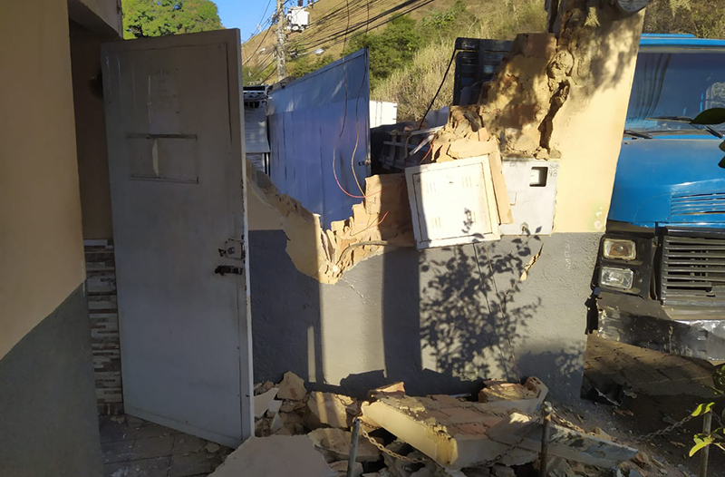 Caminhão desgovernado bate no muro de entrada da Viação Bonança