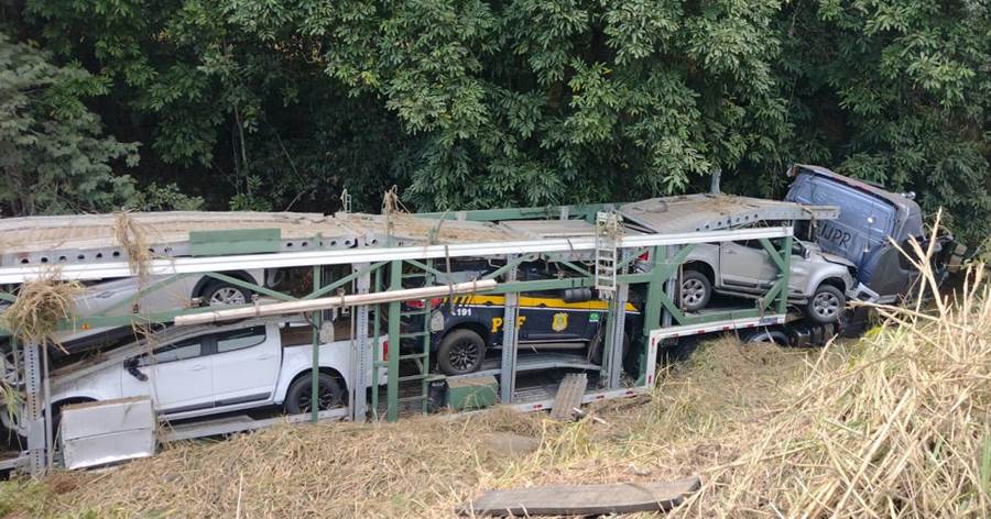 Carreta “cegonha” cai em ribanceira e mata motorista na Serra da Vileta 