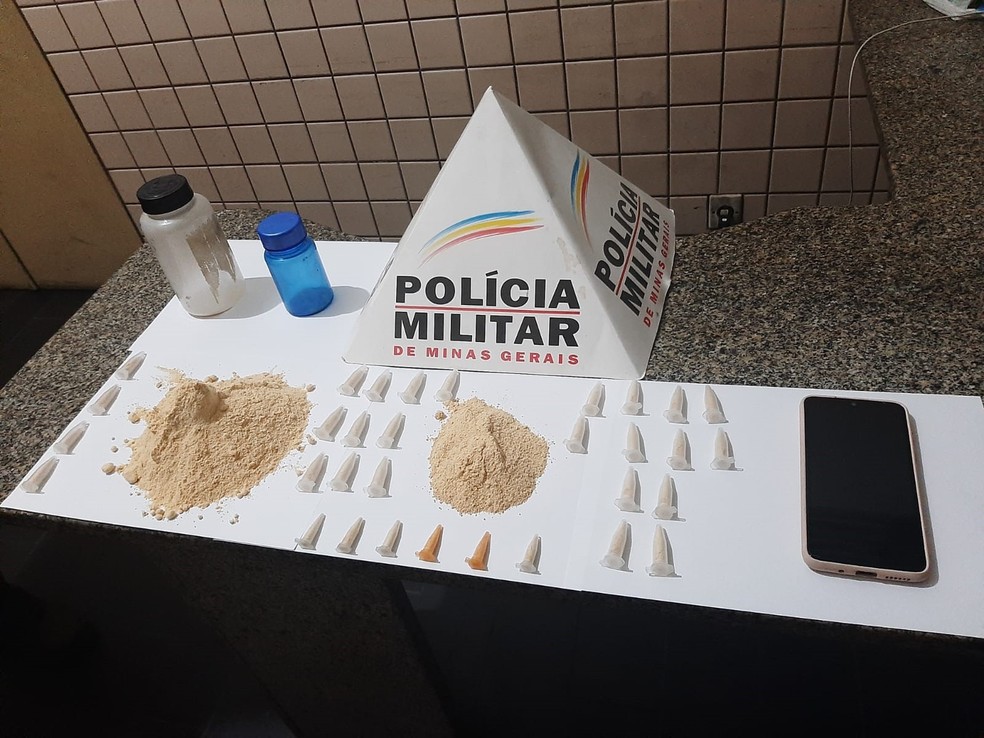 Mulher é presa com mais de 30 pinos de cocaína em Leopoldina