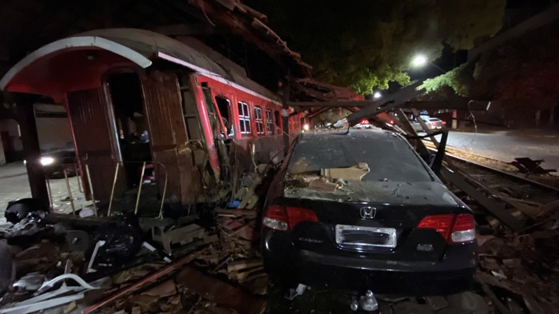 Carro desgovernado atropela transeunte e bate no vagão Viking Lanches