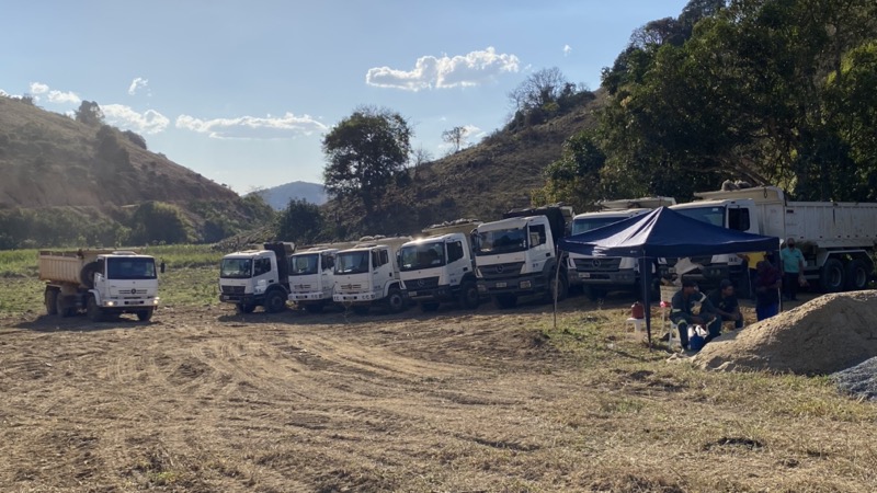 Máquinas e caminhões chegam ao canteiro de obras da Estrada da Empa