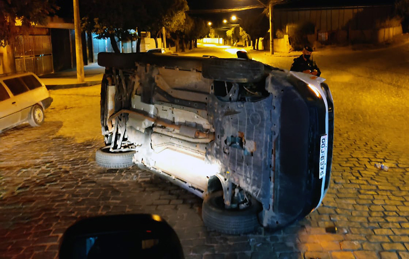 Motorista cochila ao volante e capota veículo no Bairro Pampulha