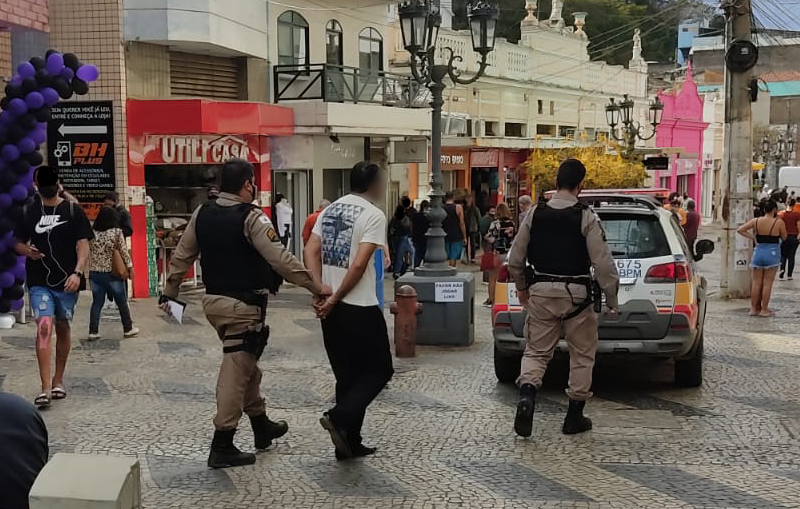 Homem furta celular em loja no Calçadão e é detido por populares