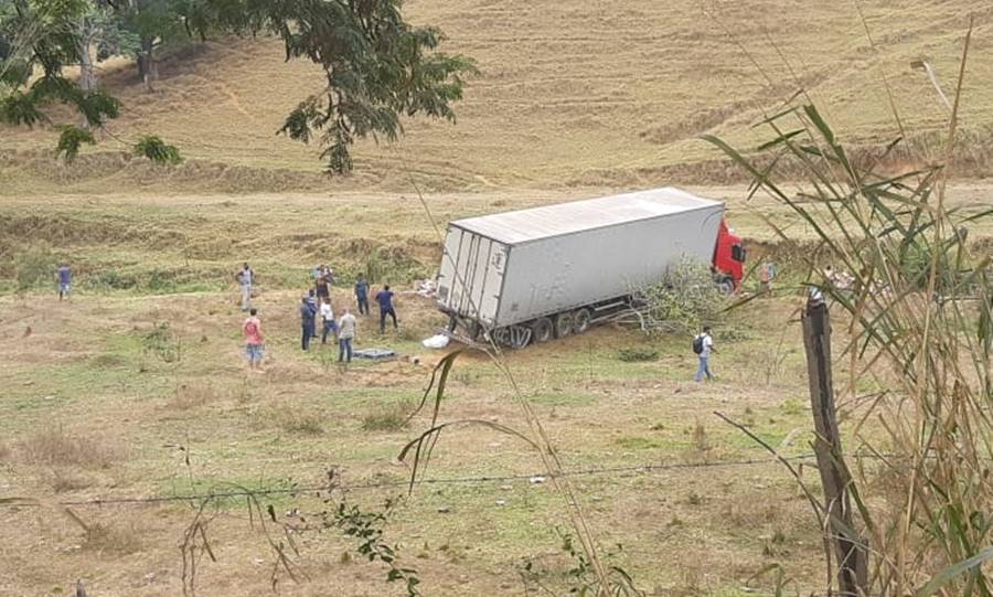 PRF-Leopoldina recupera carga saqueada de carreta em Além Paraíba
