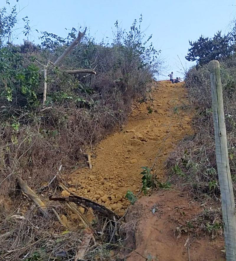 Carro cai em ribanceira e deixa feridos próximo à estrada da Empa