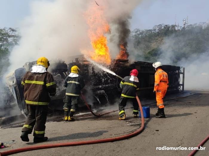 Carreta tomba e pega fogo na Serra do Belvedere, em Muriaé