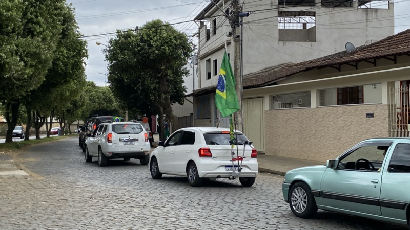 Apoiadores do presidente Bolsonaro fazem carreata em Cataguases