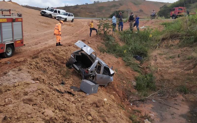 Jovem fica ferido carro capotar no perímetro urbano da BR-116 em Leopoldina