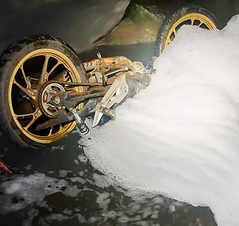 Motociclista cai de ponte de 7 metros e fica ferido em Leopoldina