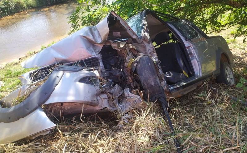 Condutora fica presa às ferragens em acidente na estrada de Piacatuba