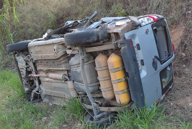 Carro capota após bater em carreta na BR-267 em Argirita