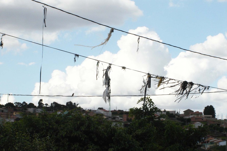 Jogar objetos nos fios de energia elétrica traz prejuízos ao consumidor