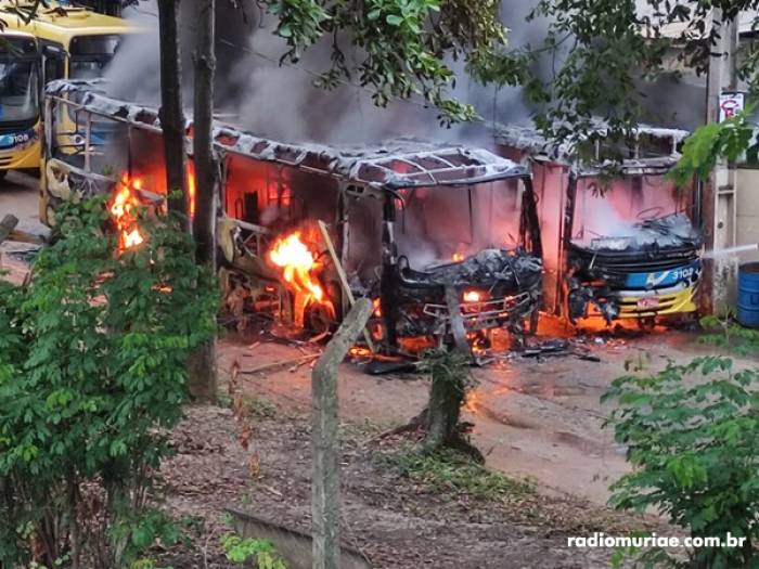 Incêndio criminoso destrói dois ônibus de transporte coletivo em Muriaé