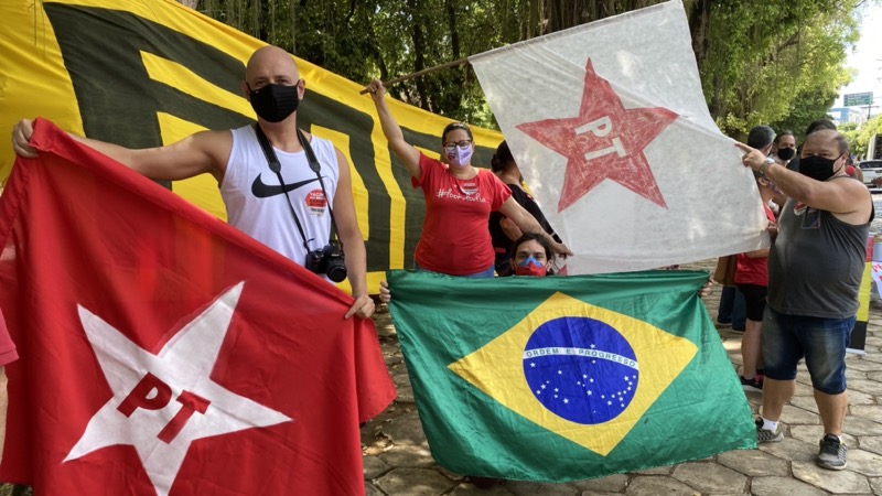 Manifestantes protestam contra Bolsonaro na Avenida Astolfo Dutra