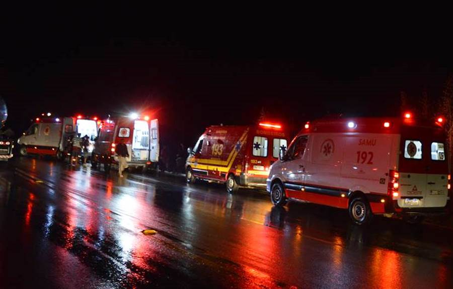 Ônibus cai em ribanceira na Serra da Vileta e deixa mortos e feridos