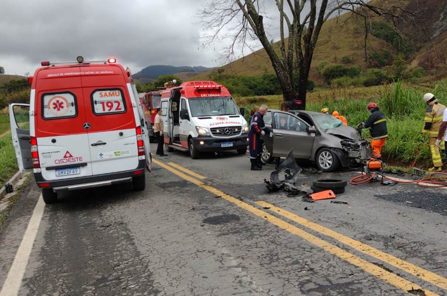 Acidente deixa motorista preso às ferragens na BR-267 em Argirita