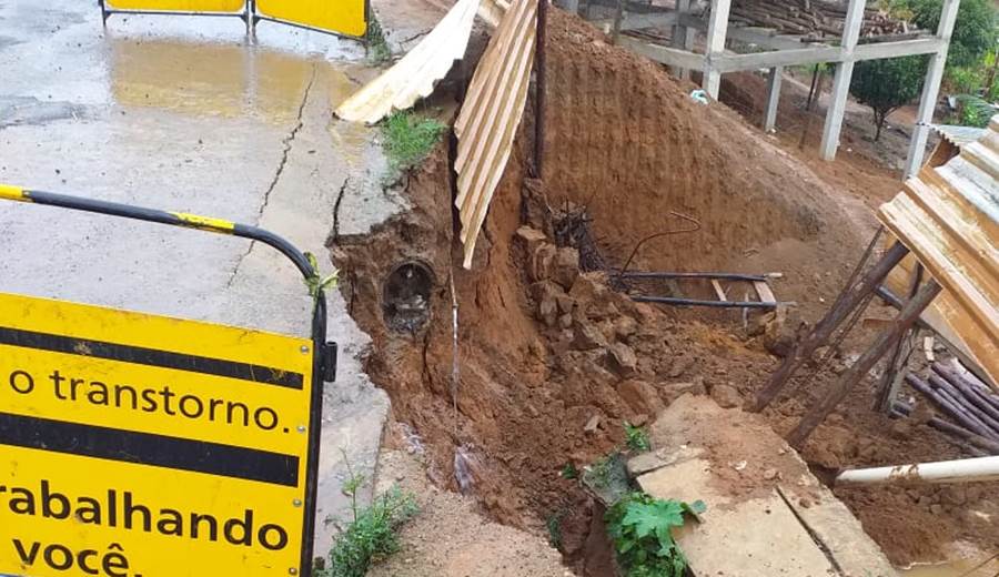 Trecho de rua desmorona no Jardim Bela Vista, em Leopoldina