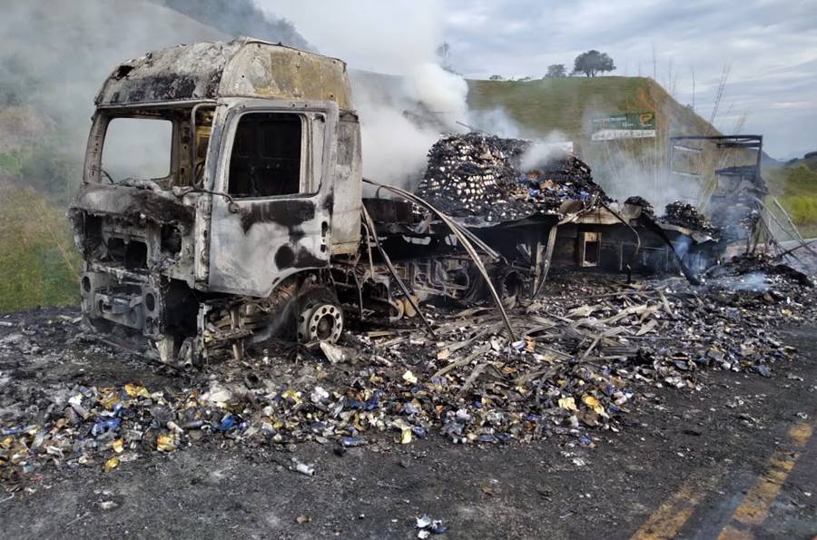 Incêndio em carreta mobiliza bombeiros de Leopoldina e Além Paraíba
