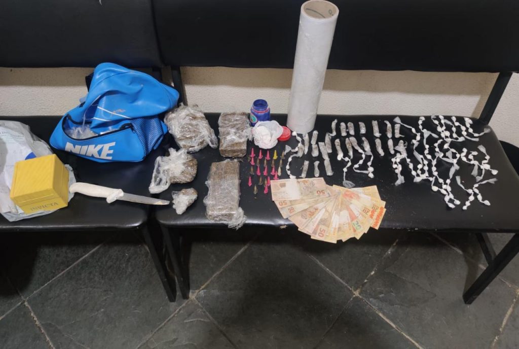 PCMG prende suspeito e apreende mais de 130 pinos de cocaína em Leopoldina