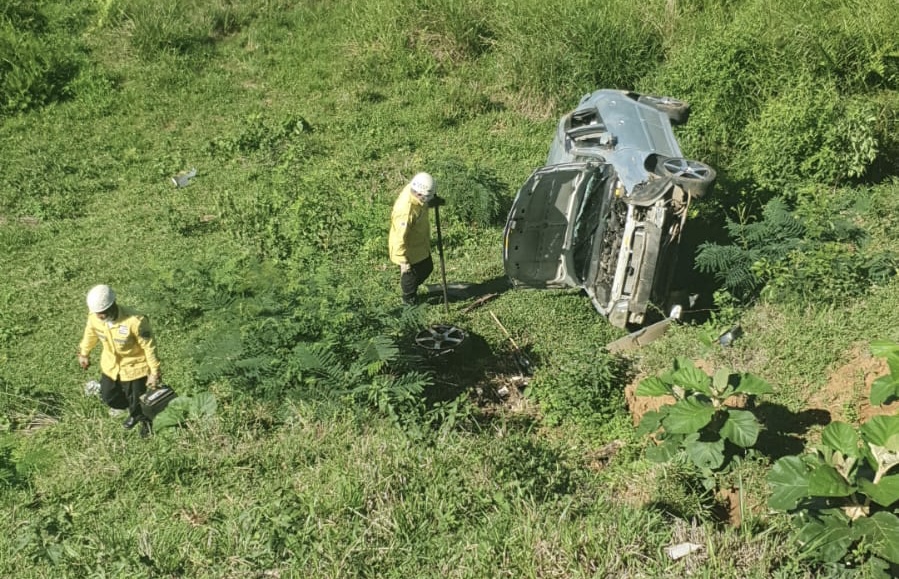 Carro bate em barranco e capota na estrada em Astolfo Dutra