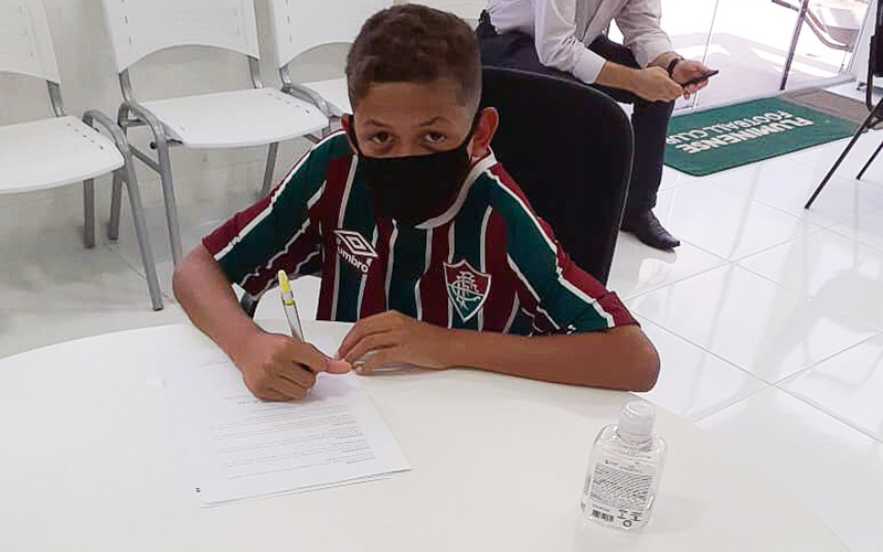 Lucas, de Cataguases, assina seu primeiro contrato com o Fluminense