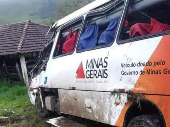Acidente com micro-ônibus de Cataguases tem uma vítima fatal