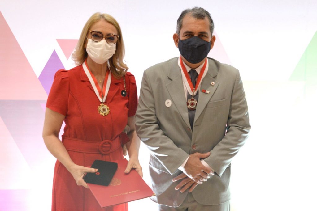 Deputado Fernando Pacheco homenageia médica da linha frente com medalha de honra
