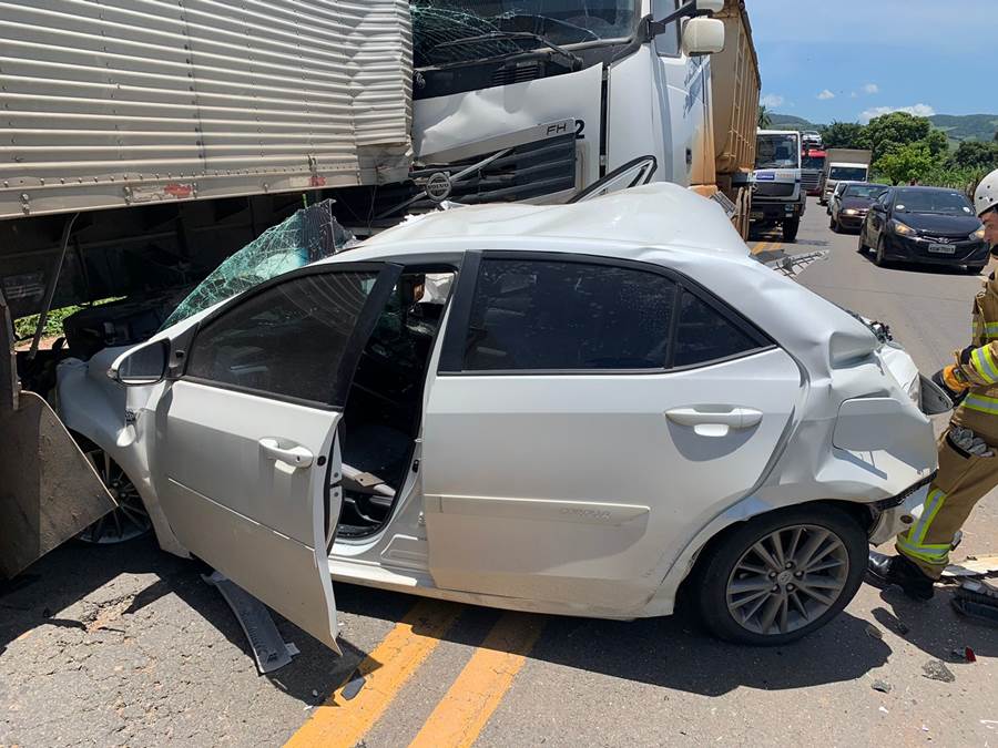 Engavetamento com cinco veículos deixa trânsito lento na BR-116 em Leopoldina