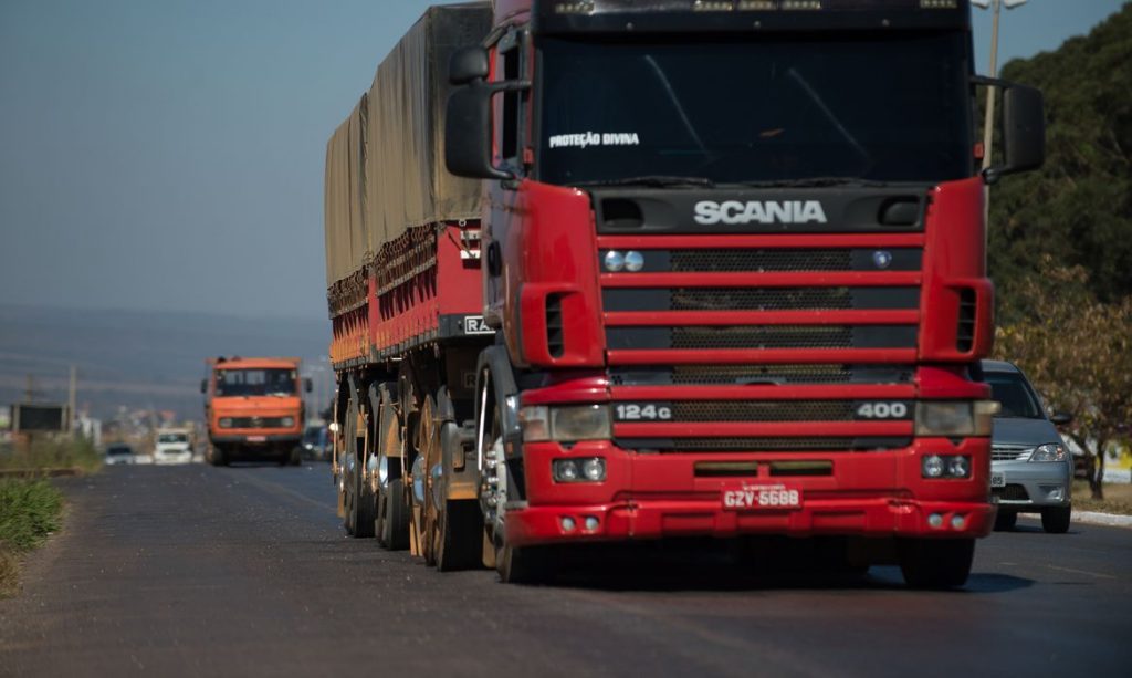 Motoristas de caminhões, ônibus e vans sem exame toxicológico pagarão multa