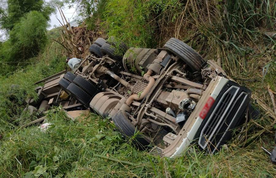 Carreta tomba e motorista fica preso às ferragens em Além Paraíba