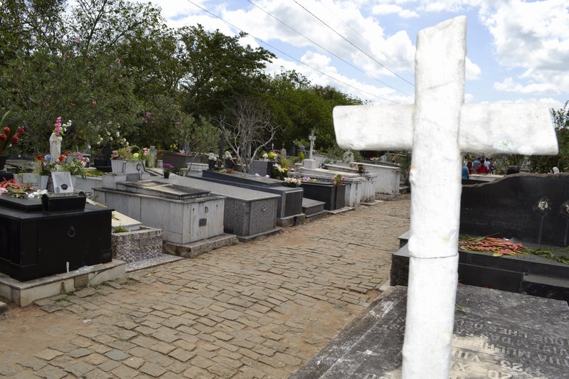 Cemitério São José vai receber visitas até às 17 horas neste dia de Finados