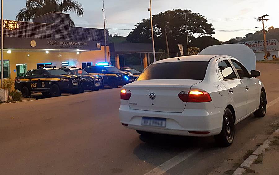 PRF recupera carro roubado após abordagem a casal em Leopoldina