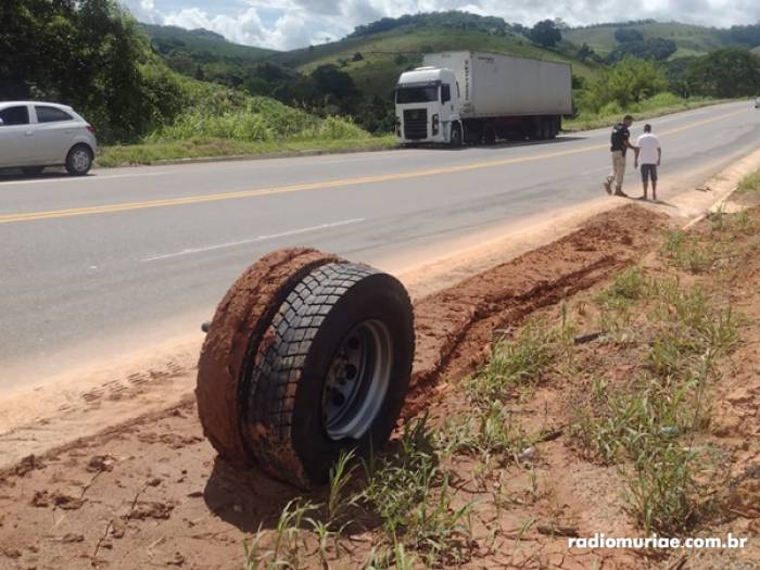 Eixo de carreta se solta e atinge veículo na BR-116 em Muriaé