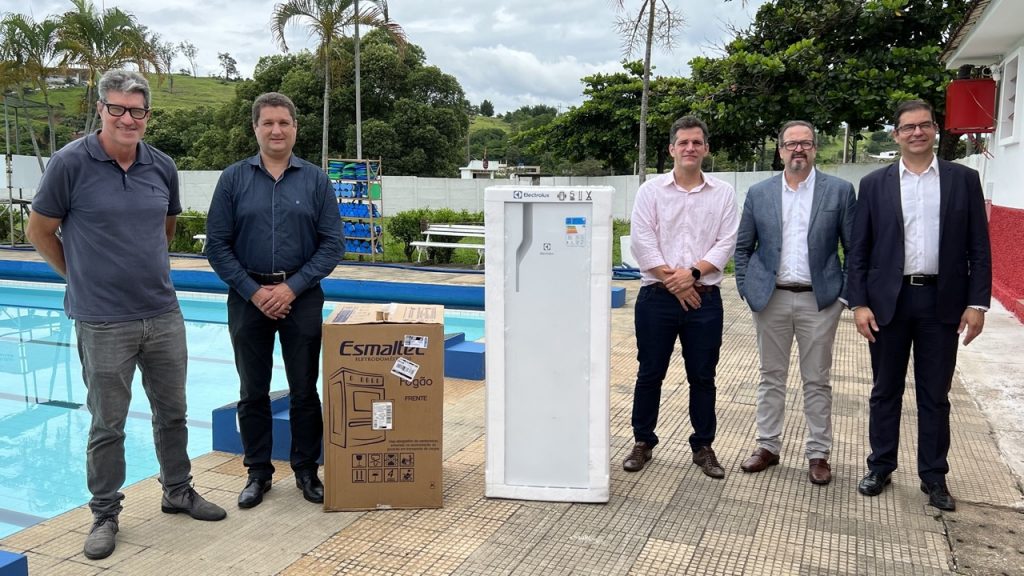 Sicoob Coopemata faz doação para a sede do Corpo de Bombeiros de Cataguases 