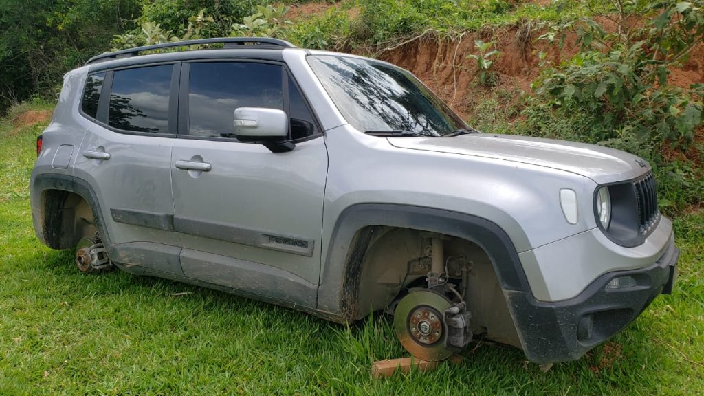 Polícia Militar recupera veículo furtado, sem rodas e abandonado