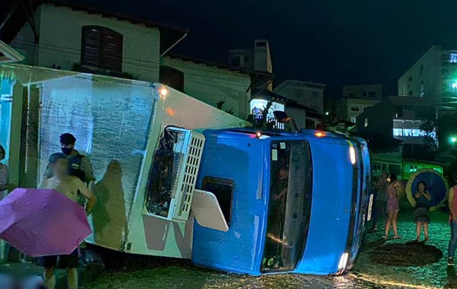 Caminhão tomba após perder freio na Vila Esteves em Leopoldina