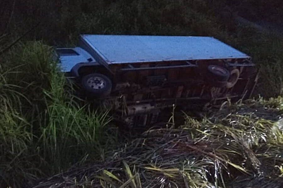 Caminhão tomba na BR-116 em Além Paraíba e motorista sai ileso