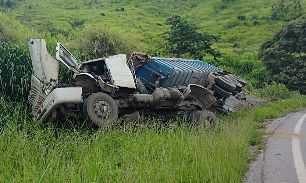 Motorista morre após carreta tombar na Serra de Argirita