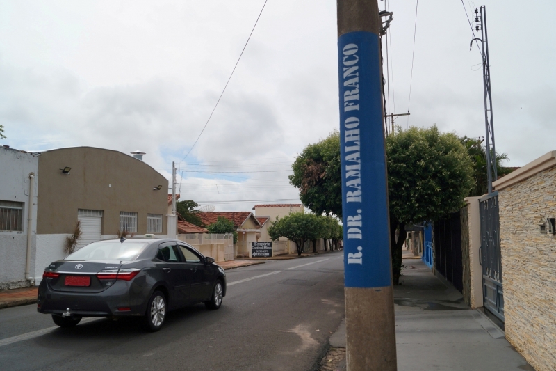 Vereadores de Leopoldina derrubam veto e postes poderão mostrar nomes de ruas