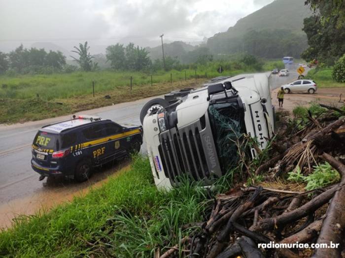 Motorista sofre ferimentos graves após tombar carreta na BR 116, em Muriaé