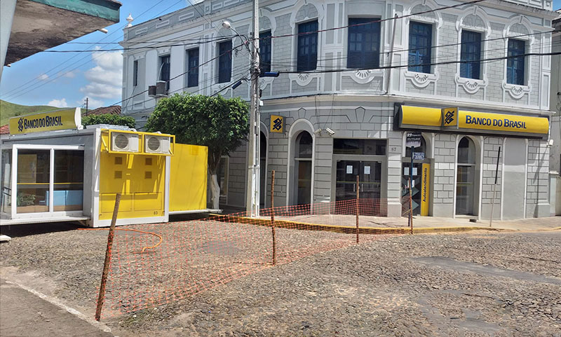 Unidade Móvel do Banco do Brasil fecha rua no Centro de Miraí
