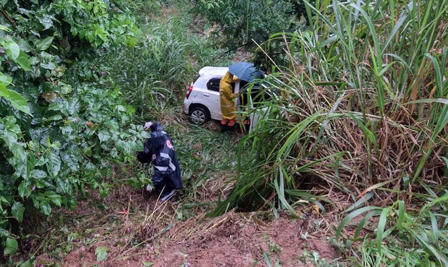 Motorista fica ferido após carro cair em ribanceira na estrada Cataguases-Leopoldina