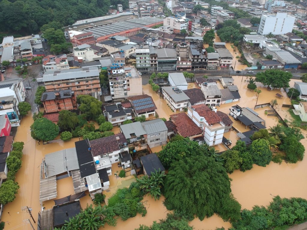 Rio Pomba continua subindo e previsão é de chuva até terça-feira, 11