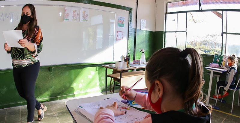 Rede estadual de ensino terá psicólogos e assistentes sociais nas escolas